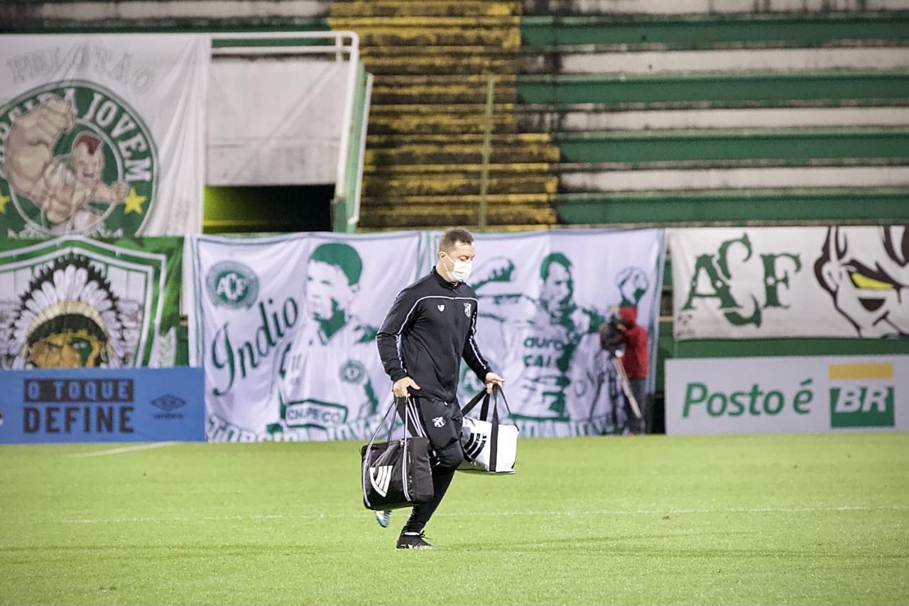 Dr. Rodrigo Oliveira entrando em campo para atendimento