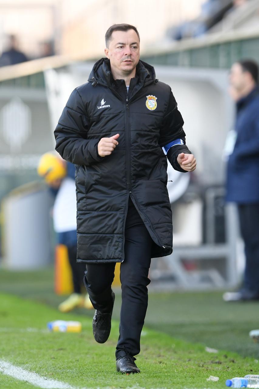Dr. Rodrigo Oliveira na beira do campo em clube de Portugal